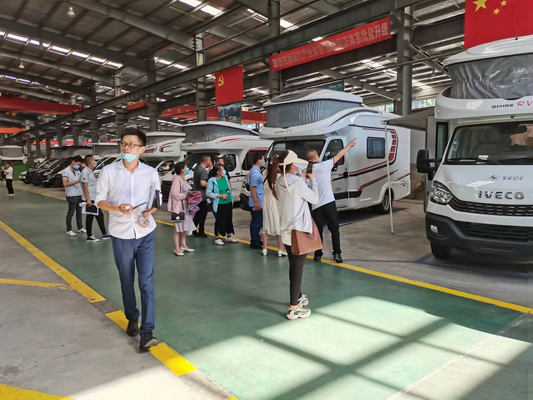 参观齐星集团房车生产车间