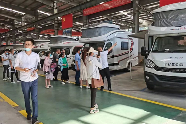 参观齐星集团房车生产车间