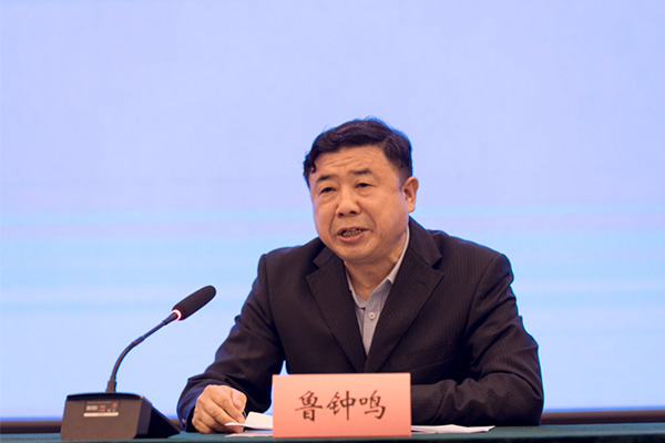 市经信局二级调研员鲁钟鸣答记者问