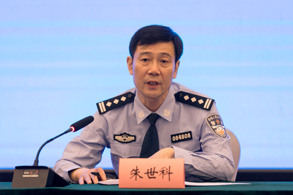 市公安局交警支队党委书记朱世科答记者问