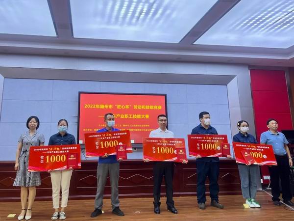 华政、薄淑迪、彭丹丹、谢旭分别获得管道焊接、三维设计、叉车、电工的二等奖