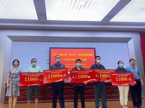 华政、薄淑迪、彭丹丹、谢旭分别获得管道焊接、三维设计、叉车、电工的二等奖